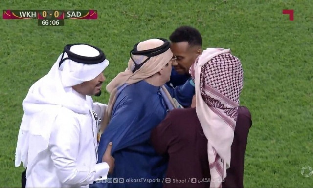 Κατάρ: Σεΐχης μαινόμενος! Διέκοψε τον αγώνα επειδή δόθηκε πέναλτι κατά της ομάδας του (video)