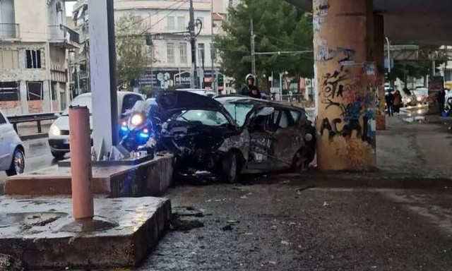Τροχαίο στον Πειραιά: Χωρίς τις αισθήσεις του ο οδηγός - Το αυτοκίνητο έπεσε σε κολόνα