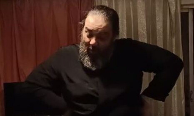 TikTok: Ο viral παπάς του χορεύει και τραγουδάει Βουγιουκλάκη με τα παιδιά του