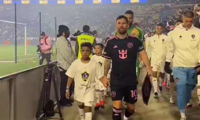 Λιονέλ Μέσι: Μπήκε στο γήπεδο με τον Σέιντ Γουέστ και ξετρέλανε την Κιμ Καρντάσιαν (video)