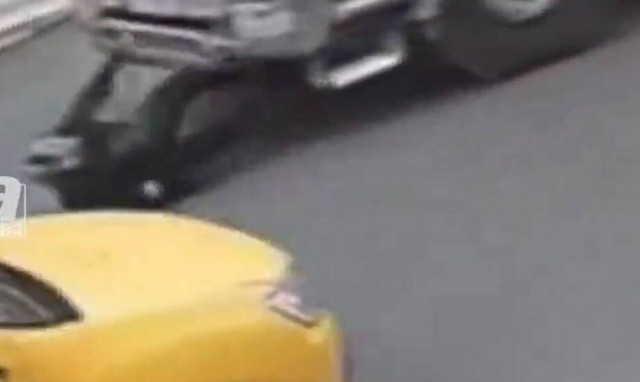 Σοκαριστικό τροχαίο στη Σμύρνη - Η στιγμή που νταλίκα παρασύρει και σκοτώνει γυναίκα