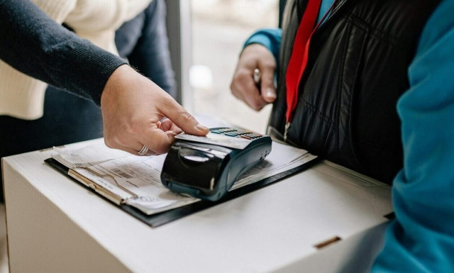 POS: Συμφωνία για τη μείωση των χρεώσεων από τις τράπεζες