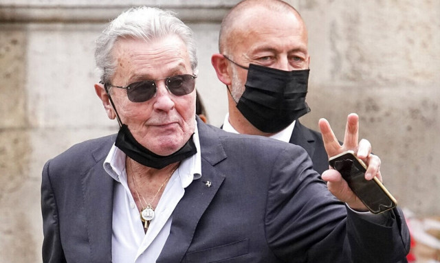 Αλέν Ντελόν: Η αστυνομία βρήκε ολόκληρο οπλοστάσιο στο σπίτι του Γάλλου ηθοποιού