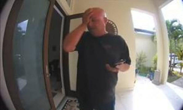 ΗΠΑ: Πατέρας αποκαλύπτει μέσω θυροτηλεφώνου στη γυναίκα του ότι σκότωσε τον γιο τους