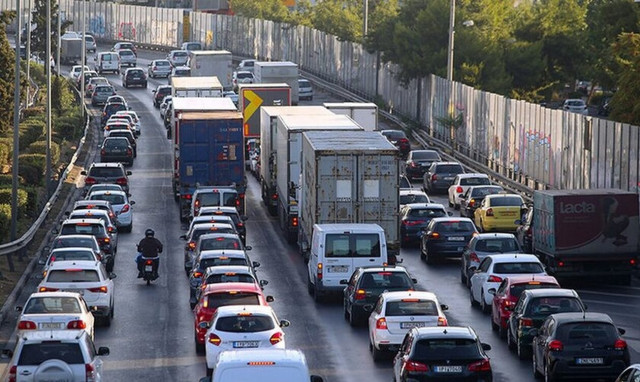 Κίνηση τώρα: Μποτιλιάρισμα σε Κηφισό, Αττική Οδό και Κηφισίας – Πού εντοπίζονται προβλήματα