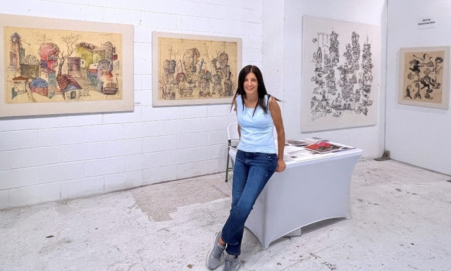 Η Ντένη Θεοχαράκη δημιουργεί ένα σύγχρονο εικαστικό πρότζεκτ στον Ελληνικό Κόσμο