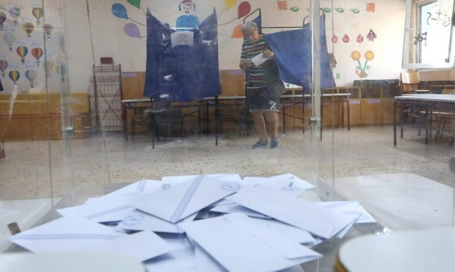 Δημοσκοπήσεις: Η ΝΔ χάνει από τα δεξιά και κερδίζει από τα αριστερά της