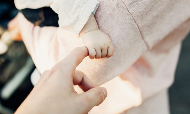 Επίδομα γέννησης: Πότε πληρώνονται τα αναδρομικά έως 1.500 ευρώ