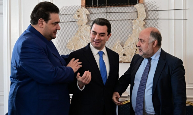 Όσα «έγραψε» ο φακός στο Υπουργικό Συμβούλιο – Το… μασάζ Λιβάνιου στον Σκρέκα και τα «πηγαδάκια»