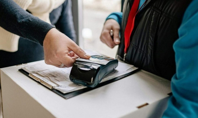 POS: Παράταση 1+1 μήνα έδωσε το υπουργείο Οικονομικών