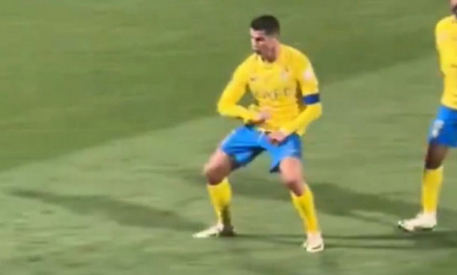 Κριστιάνο Ρονάλντο: Τιμωρήθηκε για την άσεμνη χειρονομία σε οπαδούς που φώναζαν «Μέσι» (video)