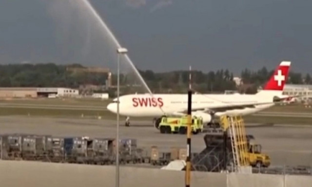 O λόγος για τον οποίο τα πυροσβεστικά βρέχουν με νερό τα αεροπλάνα που προσγειώνονται (vid)