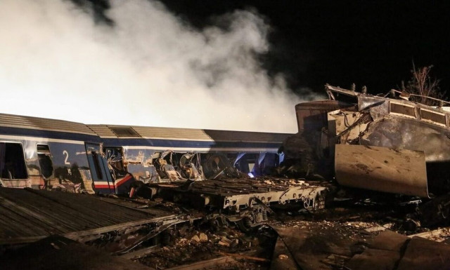 Τέμπη: Ερευνούν τη φωτιά μετά τη σύγκρουση - Ψάχνουν απαντήσεις για το ξυλόλιο