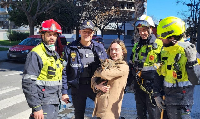 Βαλένθια: Mία βδομάδα μετά τη φωτιά οι πυροσβέστες βρήκαν έναν επιζώντα, τον Κόκο τον γάτο