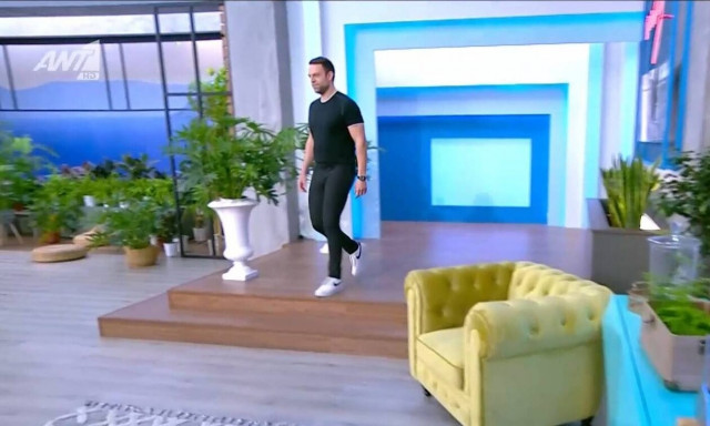 Στέφανος Κασσελάκης: Μπήκε στο πλατό της εκπομπής με το «Αθήνα μου» του Κωνσταντίνου Αργυρού
