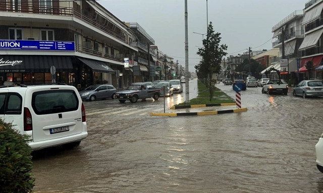 Κίνηση: Μπλοκαρισμένο το κέντρο της Αθήνας - Καθυστερήσεις στην Αττική Οδό - Πλημμύρισε η παραλιακή