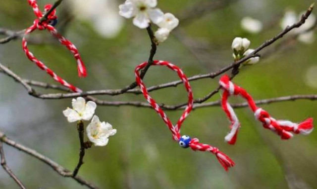 «Μάρτης»: Γιατί φοράμε για έναν μήνα το άσπρο-κόκκινο βραχιολάκι
