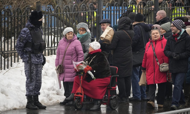 Nαβάλνι: Πλήθος κόσμου συγκεντρώθηκε για να τον αποχαιρετήσει - Παραδόθηκε η σορός στους συγγενείς