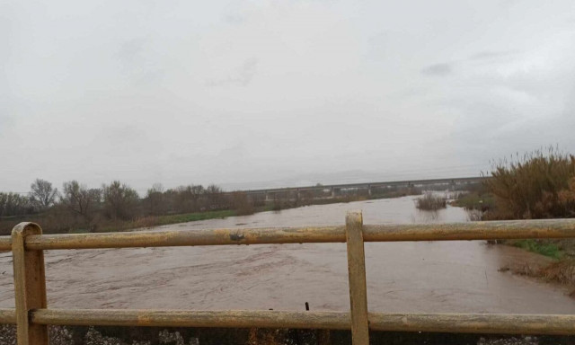 Κακοκαιρία Emil: Συναγερμός στα Τρίκαλα - Φούσκωσε επικίνδυνα ο Πηνείος και έσπασε ανάχωμα