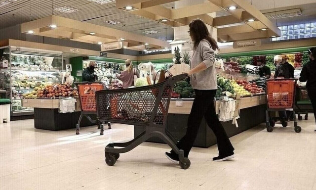 Τα προϊόντα που φθηναίνουν έως και 18% από σήμερα στα ράφια των σούπερ μάρκετ