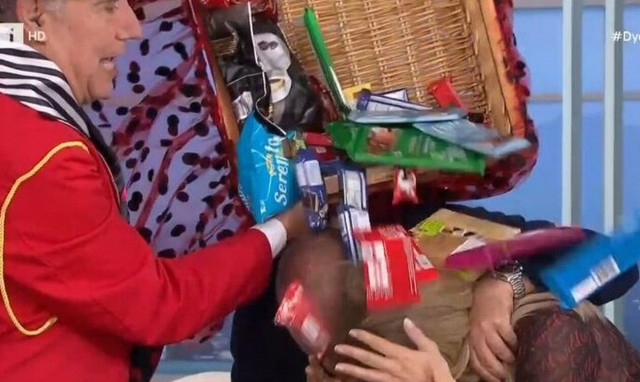 Άνδρας «εισέβαλε» στο στούντιο της ΕΡΤ και τους «έλουσε» με σοκολάτες