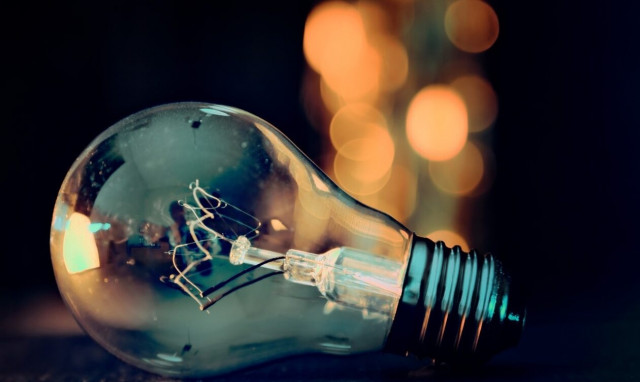 Χαμηλότερες οι χρεώσεις στα τιμολόγια ρεύματος από τους προμηθευτές για τον Μάρτιο