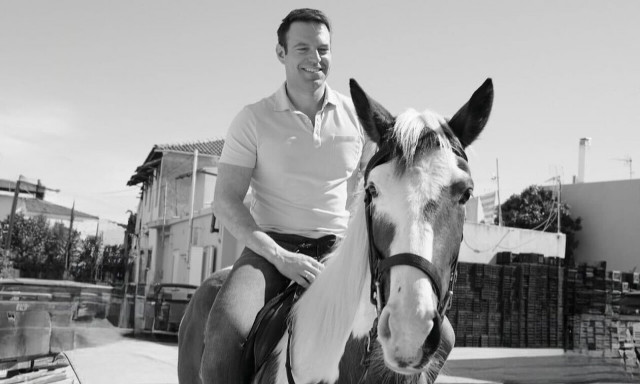 Ο Κασσελάκης... καβάλησε τη «Σελήνη» σε περιοδεία του στην Αργολίδα