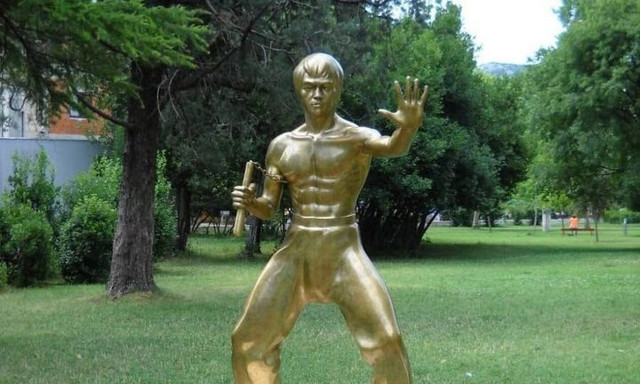 Μπρους Λι: Εξαφανίστηκε το άγαλμά του από το Μόσταρ στη Βοσνία-Ερζεγοβίνη