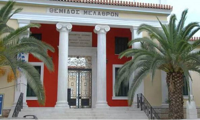 Απίστευτο στα δικαστήρια Χαλκίδας: Δικηγόρος κατέβασε την ελληνική σημαία και κρέμασε... καλσόν