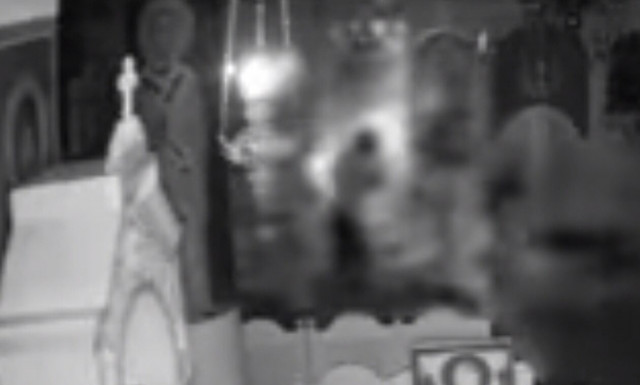 Λουτράκι: Η στιγμή όπου ιερόσυλοι κλέβουν τάματα και εικόνες από εκκλησία - Δύο συλλήψεις (vid)