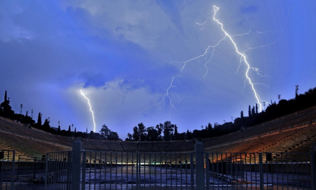 Έκτακτο Δελτίο ΕΜΥ: Ξεκίνησε η κακοκαιρία στην Αττική - Ποιες περιοχές θα επηρεαστούν την Τρίτη