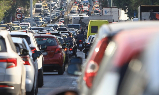 Κίνηση τώρα: Στο «κόκκινο» ο Κηφισός - Τροχαίο ατύχημα στην Καλυφτάκη