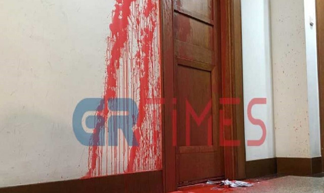 Θεσσαλονίκη: Μπογιές και τρικάκια έξω από το σπίτι του κοσμήτορα της Νομικής ΑΠΘ, Παναγιώτη Γκλαβίνη