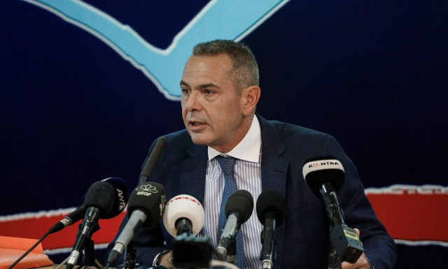 Πάνος Καμμένος: Ποζάρει με νεανικό λουκ πλάι στην σύζυγό του