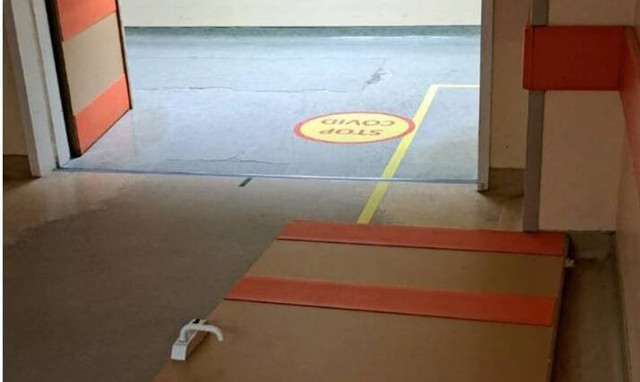 Απίστευτο ατύχημα σε νοσοκομείο της Λάρισας: Έπεσε πόρτα και καταπλάκωσε εργαζόμενη!