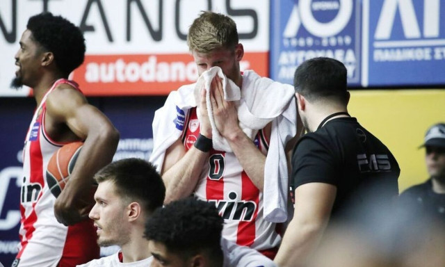 Περιστέρι - Ολυμπιακός: Πέταξε μπάλα σε διαιτητή ο ΜακΚίσικ - Ανησυχία με Ουόκαπ (video)