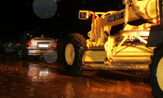 Πιερία: Προβλήματα από την κακοκαιρία – Πλημμυρισμένοι δρόμοι και ακινητοποιημένα οχήματα