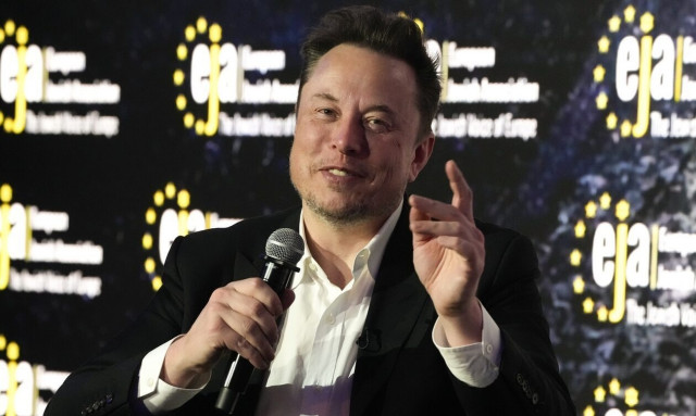 Ο Μασκ ειρωνεύεται το Facebook - «Αν μας διαβάζετε, είναι γιατί οι δικοί μας σέρβερ λειτουργούν»