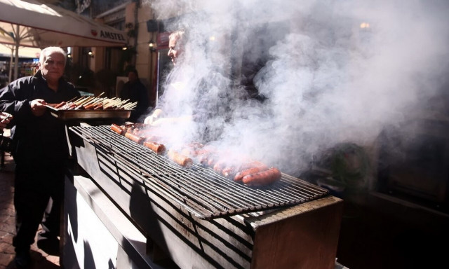 Καιρός: Πολική... Τσικνοπέμπτη - Μπόρες χιονιού και ομπρέλες στη μισή Ελλάδα