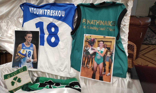 Κηδεύτηκε η Ρούξι Ντουμιτρέσκου – Τελευταίο αντίο με τις φανέλες Ελλάδας και Παναθηναϊκού