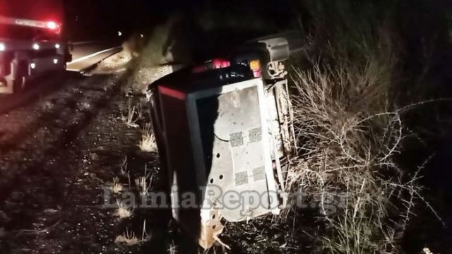 Αυτοκίνητο «τούμπαρε» στις στροφές του Δομοκού - Σώοι οι επιβαίνοντες (pics)