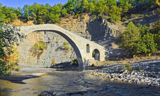 Γρεβενά: Η μανιταρούπολη της Μακεδονίας με τα πέτρινα γεφύρια και τις ονειρικές διαδρομές