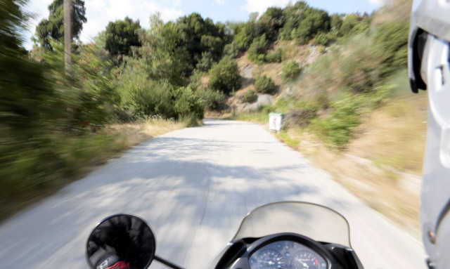 Τροχαίο δύστύχημα στη Σαλαμίνα - Νεκρός οδηγός μηχανής