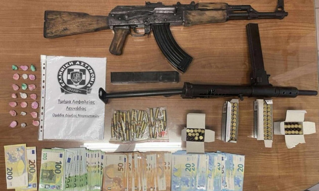 Αιτωλοακαρνανία: Καλάσνικοφ, υποπολυβόλο και κοκαΐνη σε σπίτι 49χρονου