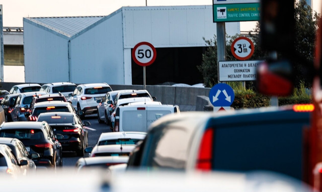 Φωτιά σε αυτοκίνητο στην Αττική Οδό - Αυξημένη κίνηση