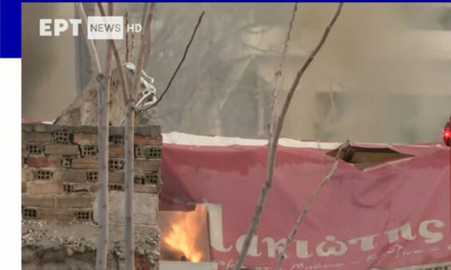 Φωτιά τώρα στα Πατήσια – Εκρήξεις σε εγκαταλελειμμένα οχήματα