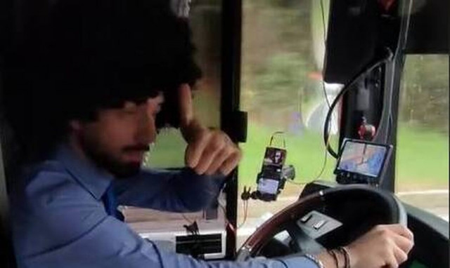 Καρναβάλι εν κινήσει: Οδηγός στόλισε αποκριάτικα το λεωφορείο του