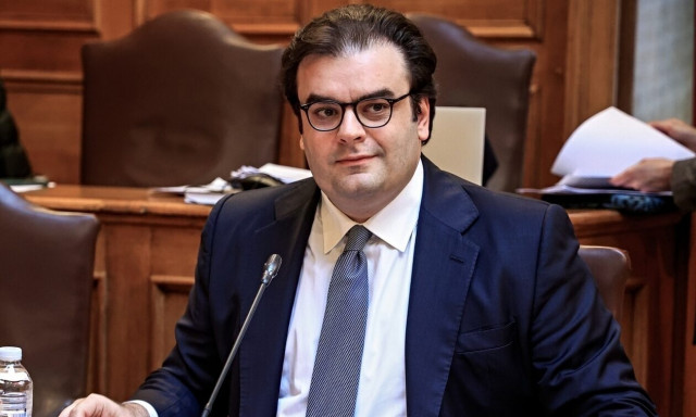 Τριάντα άτομα πέταξαν φυλλάδια έξω από το σπίτι του Κυριάκου Πιερρακάκη