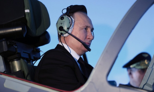 H συνταγή Πούτιν για να έχετε καλή φόρμα - Σε cockpit ο Ρώσος πρόεδρος