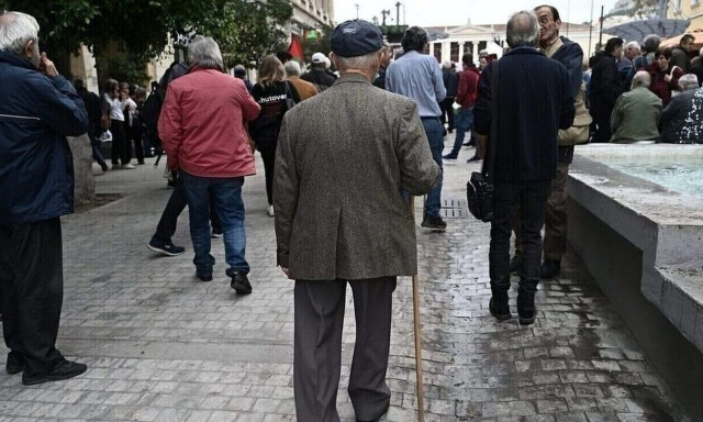 Συντάξεις: Νωρίτερα η καταβολή του Απριλίου στους συνταξιούχους